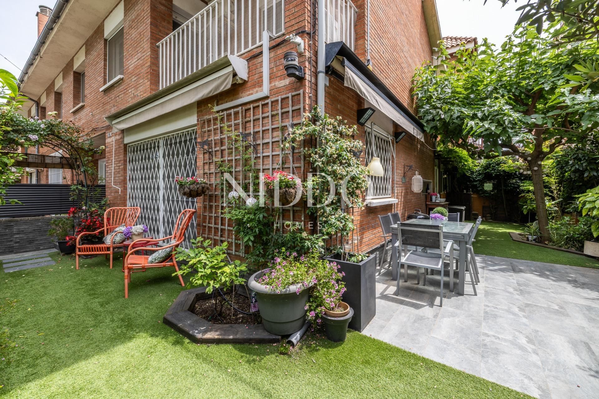 Jardí de Casa adosada en venda en Sant Cugat del Vallès amb Aire condicionat, Calefacció i Jardí privat