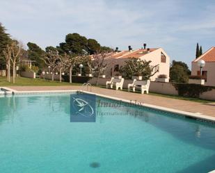 Piscina de Casa adosada en venda en Sant Feliu de Guíxols amb Aire condicionat, Calefacció i Parquet