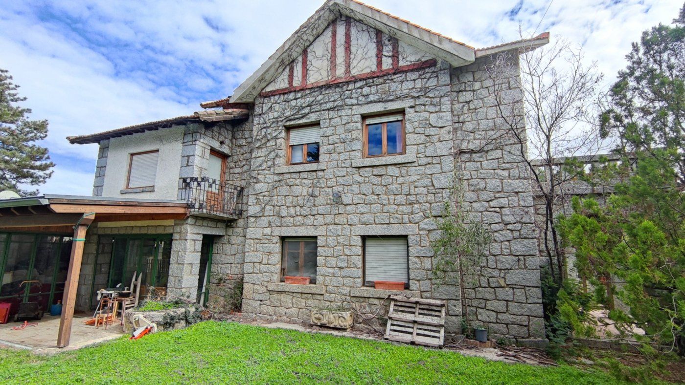 Vista exterior de Finca rústica en venda en Galapagar amb Piscina