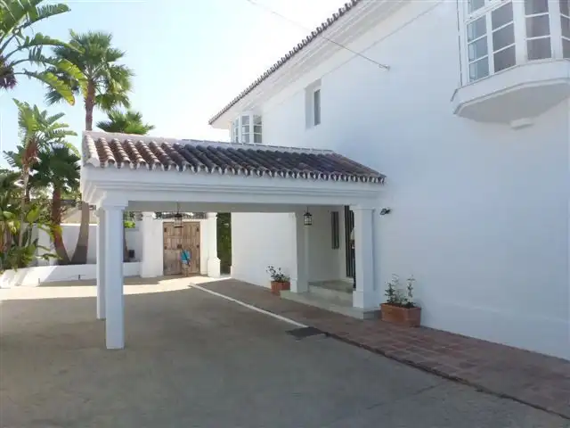Vista exterior de Casa o xalet de lloguer en Marbella amb Aire condicionat, Jardí privat i Terrassa