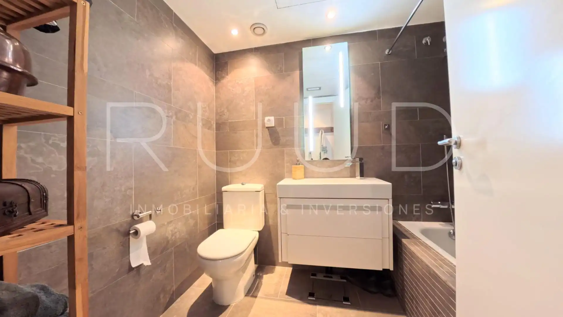 Bathroom of Duplexes for sale in Castelldefels  with Air Conditioner, Heating and Parquet flooring