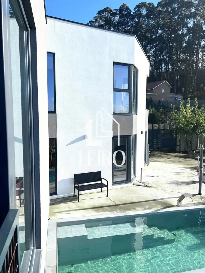 Vista exterior de Casa o xalet en venda en Vilagarcía de Arousa amb Aire condicionat, Jardí privat i Terrassa