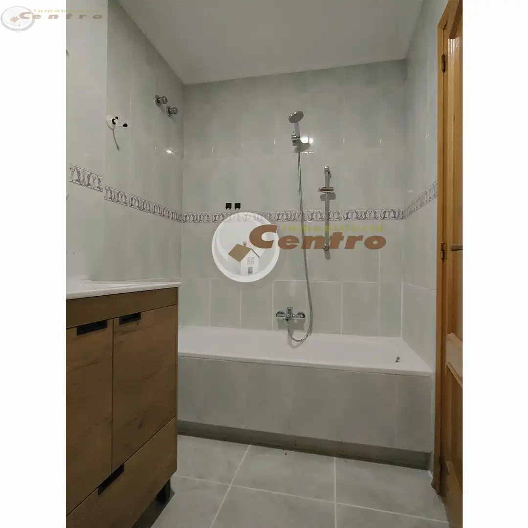 Baño de Piso en venta en Albacete con Calefacción, Terraza y Trastero