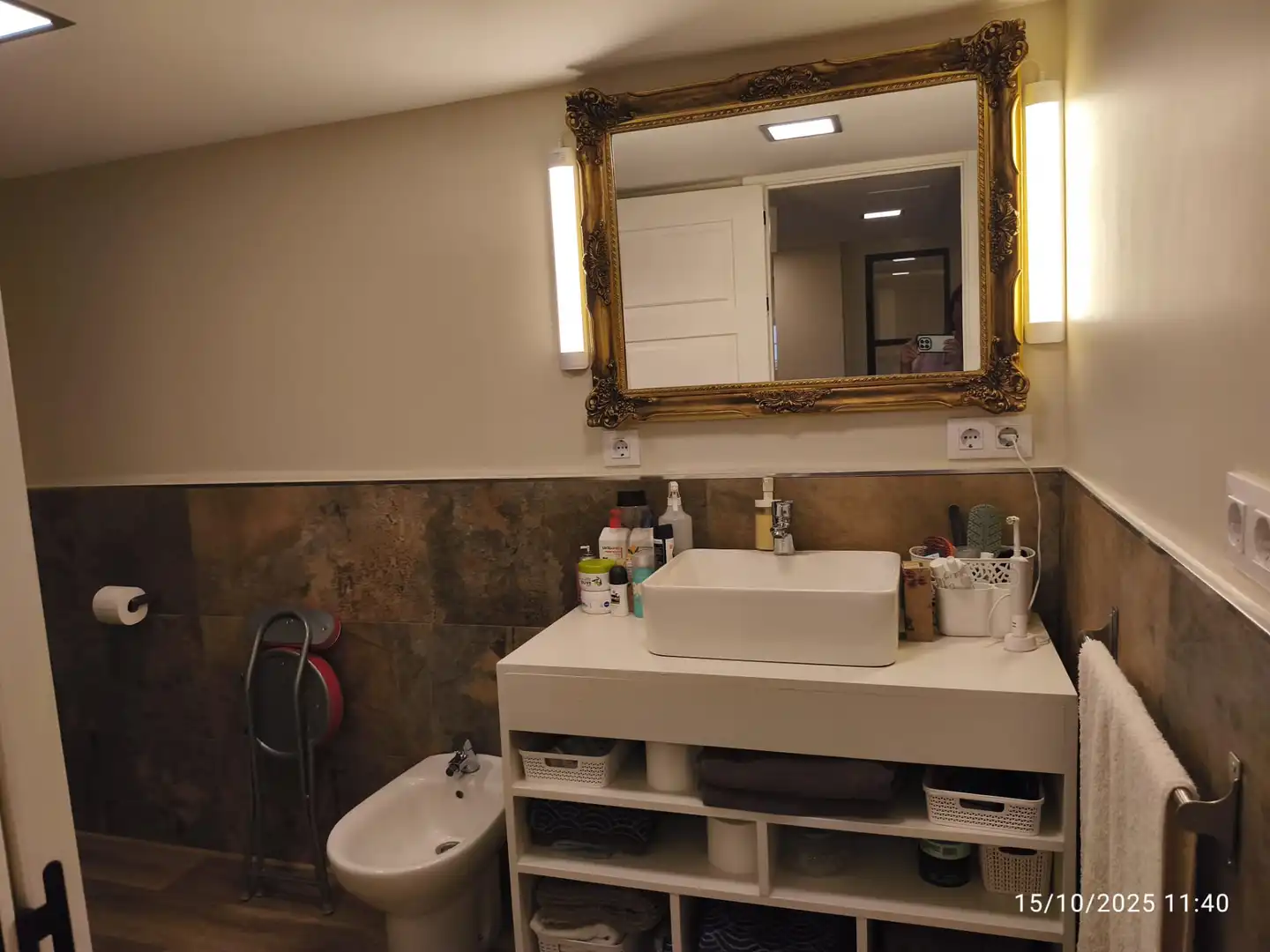 Badezimmer von Geschaftsraum zum Verkauf in Bormujos mit Klimaanlage, Parkett und Möbliert