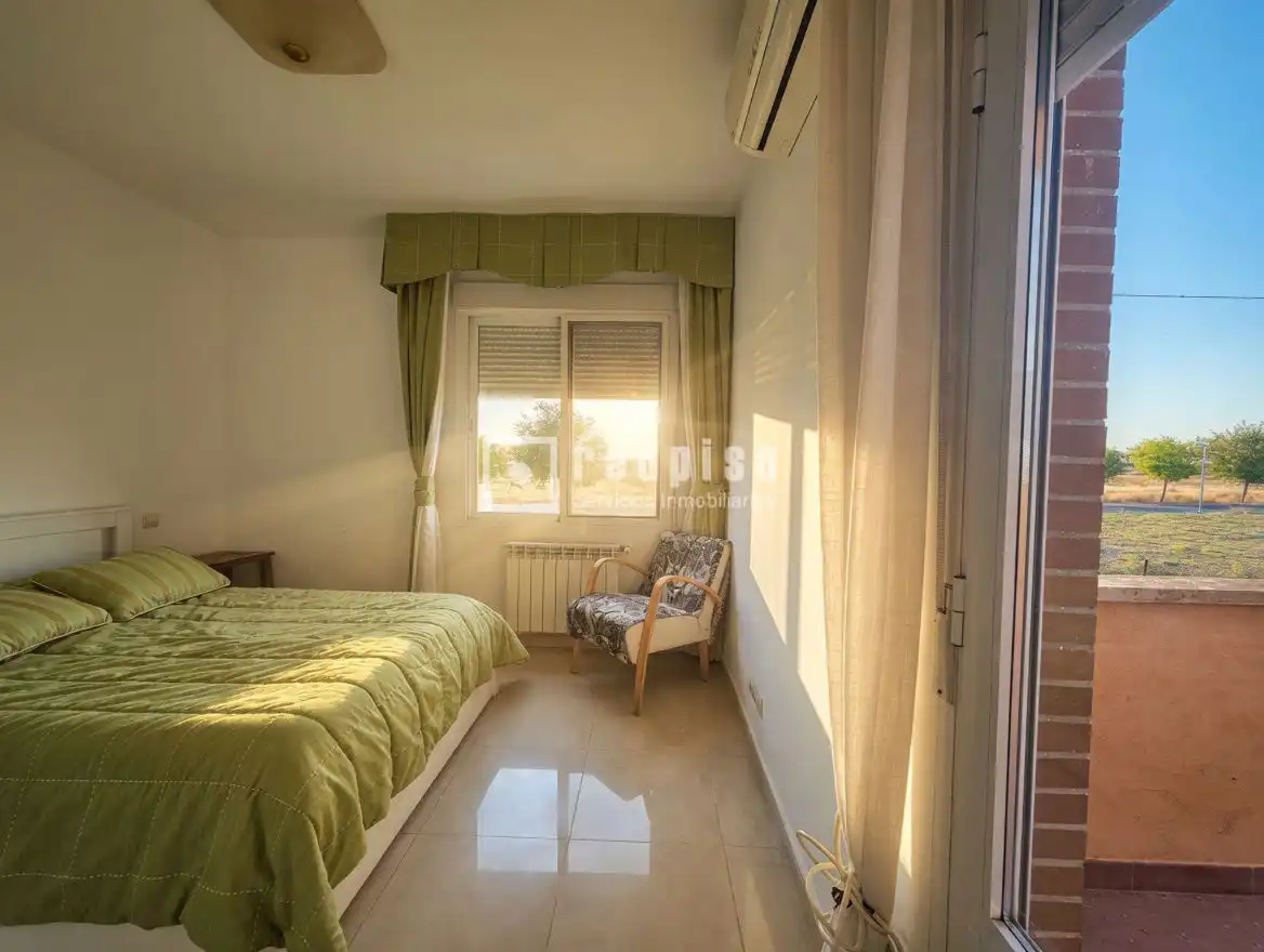 Dormitori de Casa o xalet en venda en Camarena amb Aire condicionat, Calefacció i Terrassa