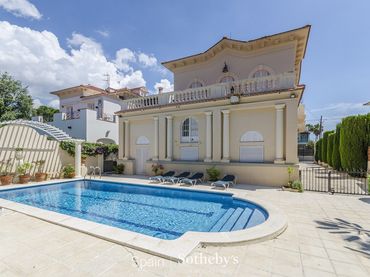 Casa amb piscina en venda a Can Girona - Terramar - Vinyet