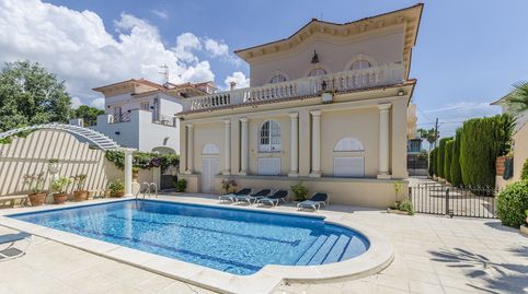 Villa de estilo colonial en Terramar, Sitges, justo en frente del mar