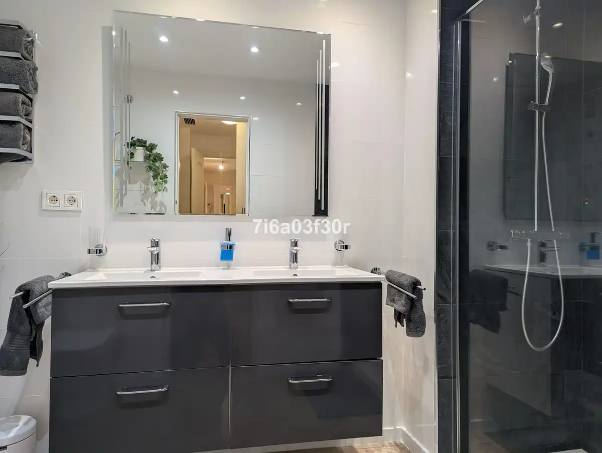 Badezimmer von Wohnungen zum Verkauf in Marbella mit Heizung, Privatgarten und Terrasse