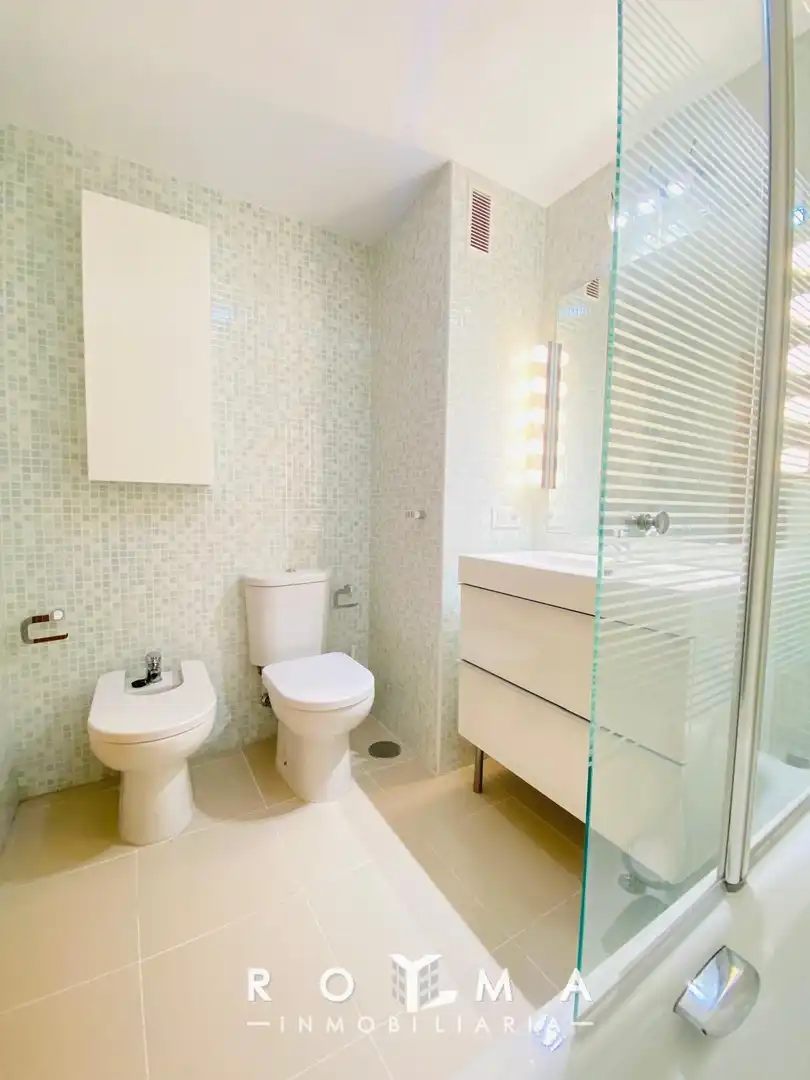 Baño de Piso de alquiler en Montequinto con Aire acondicionado, Calefacción y Jardín privado