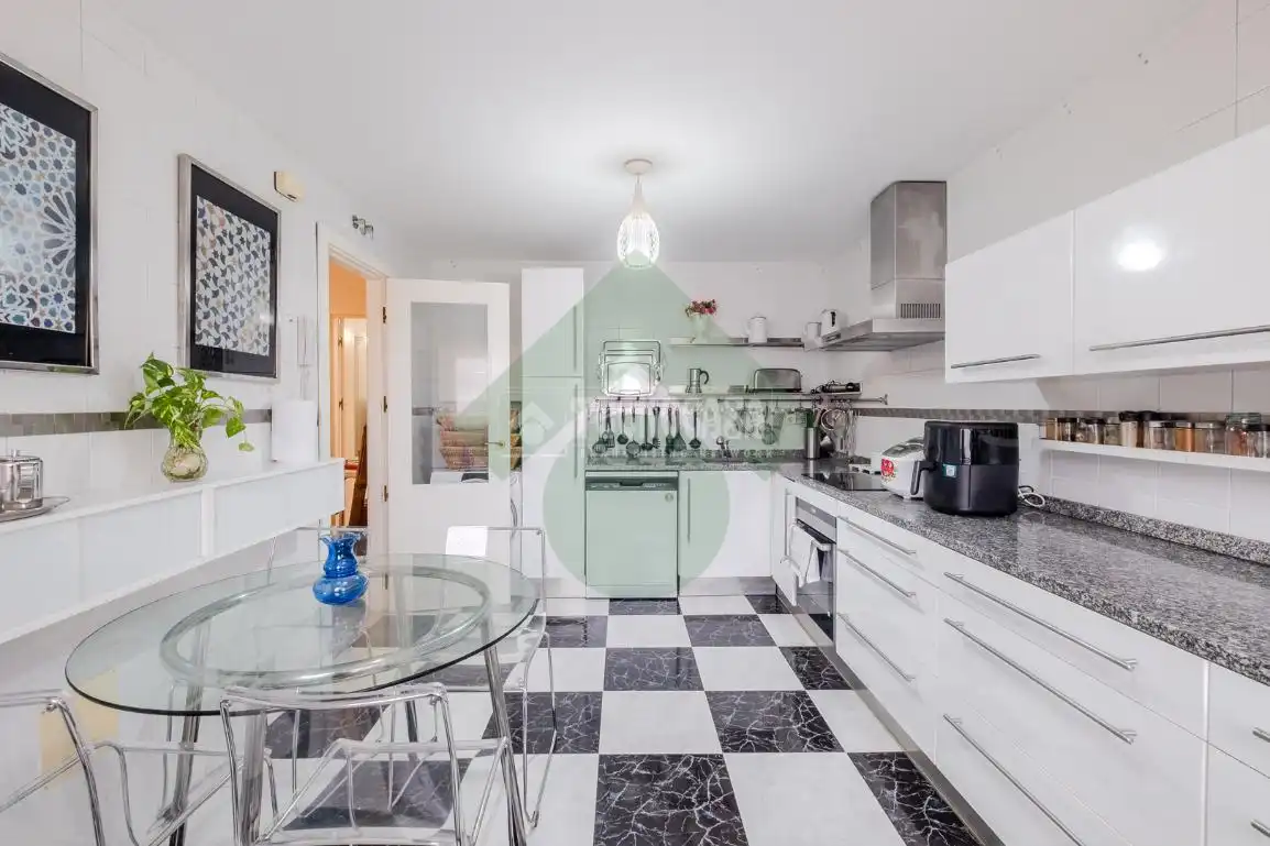 Cocina de Casa adosada en venta en Serranillos del Valle con Calefacción y Jardín privado