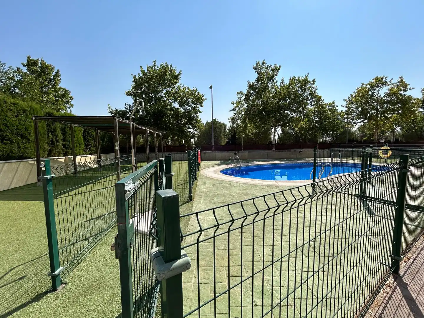Piscina de Casa adosada en venta en Ciudad Real con Aire acondicionado, Calefacción y Jardín privado