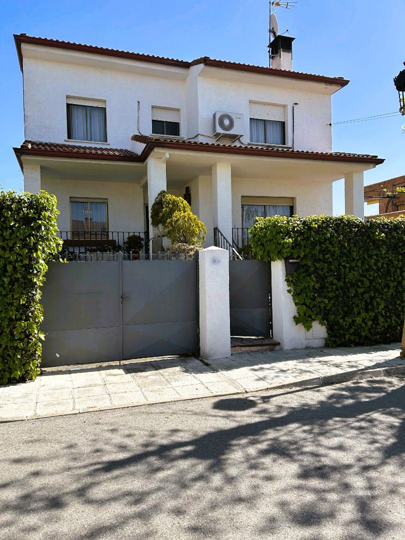 Exterior view of House or chalet for sale in Alovera  with Air Conditioner, Heating and Private garden