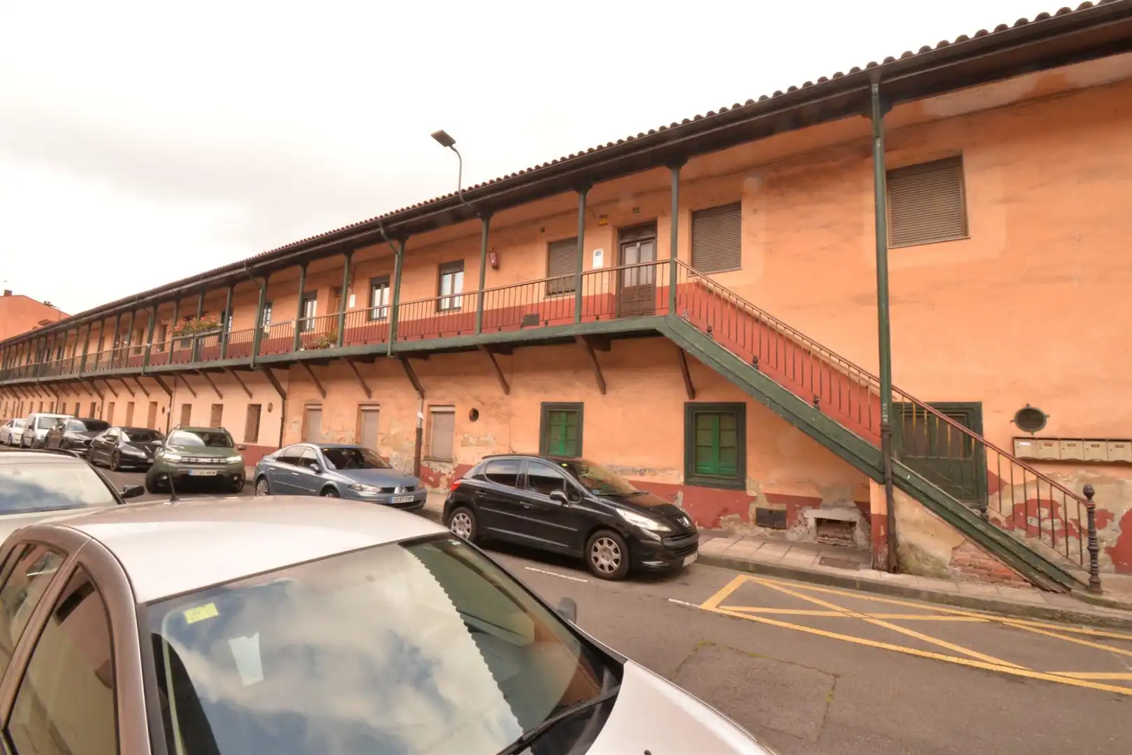 Vista exterior de Piso en venta en Oviedo  con Calefacción