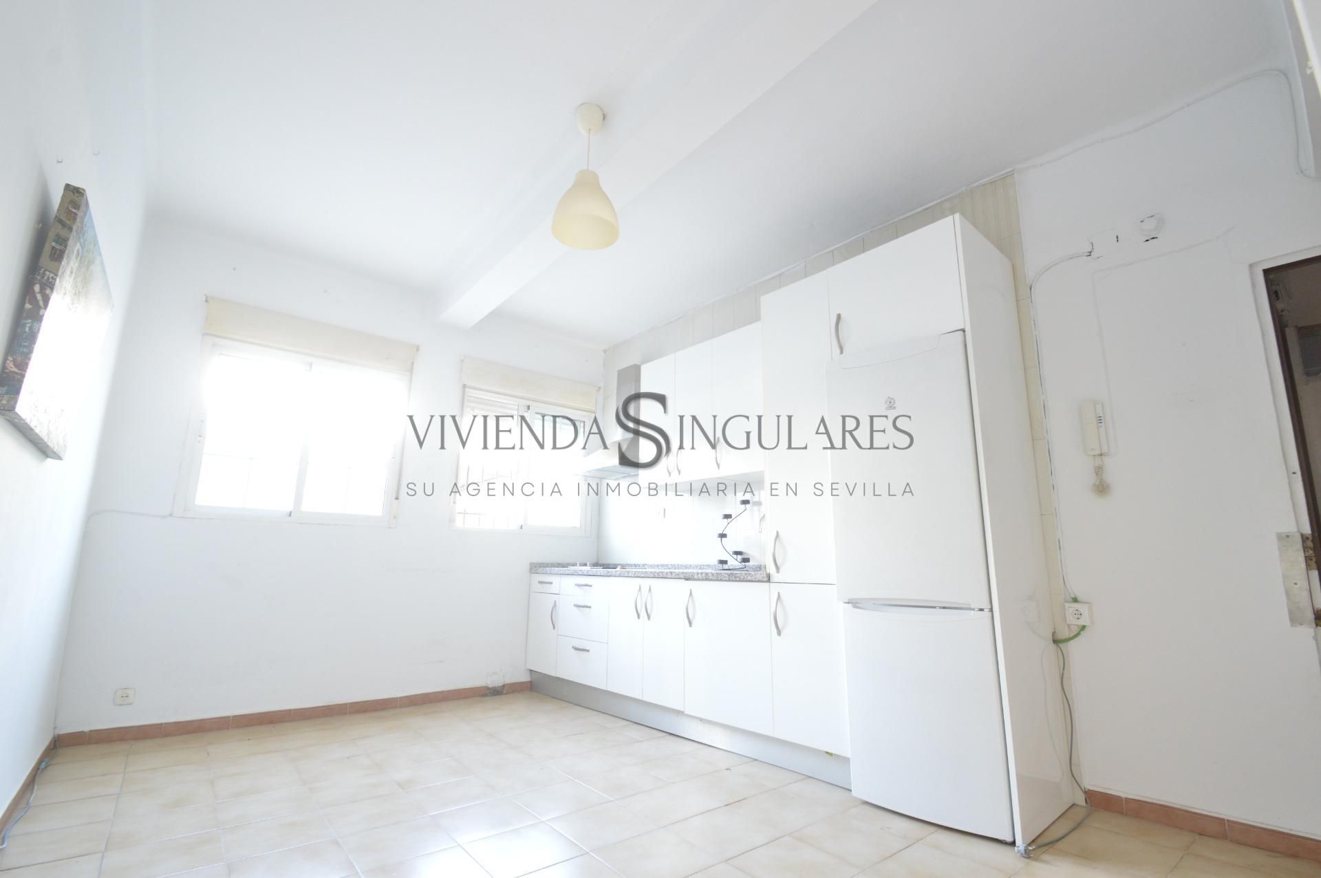 Kitchen of Flat for sale in  Sevilla Capital  with Storage room