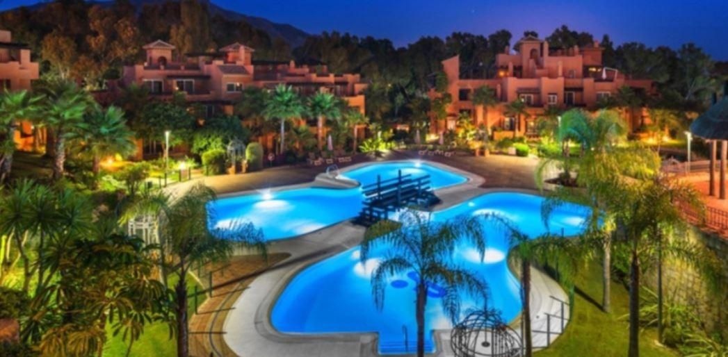 Piscina de Planta baixa en venda en Marbella amb Aire condicionat, Parquet i Terrassa