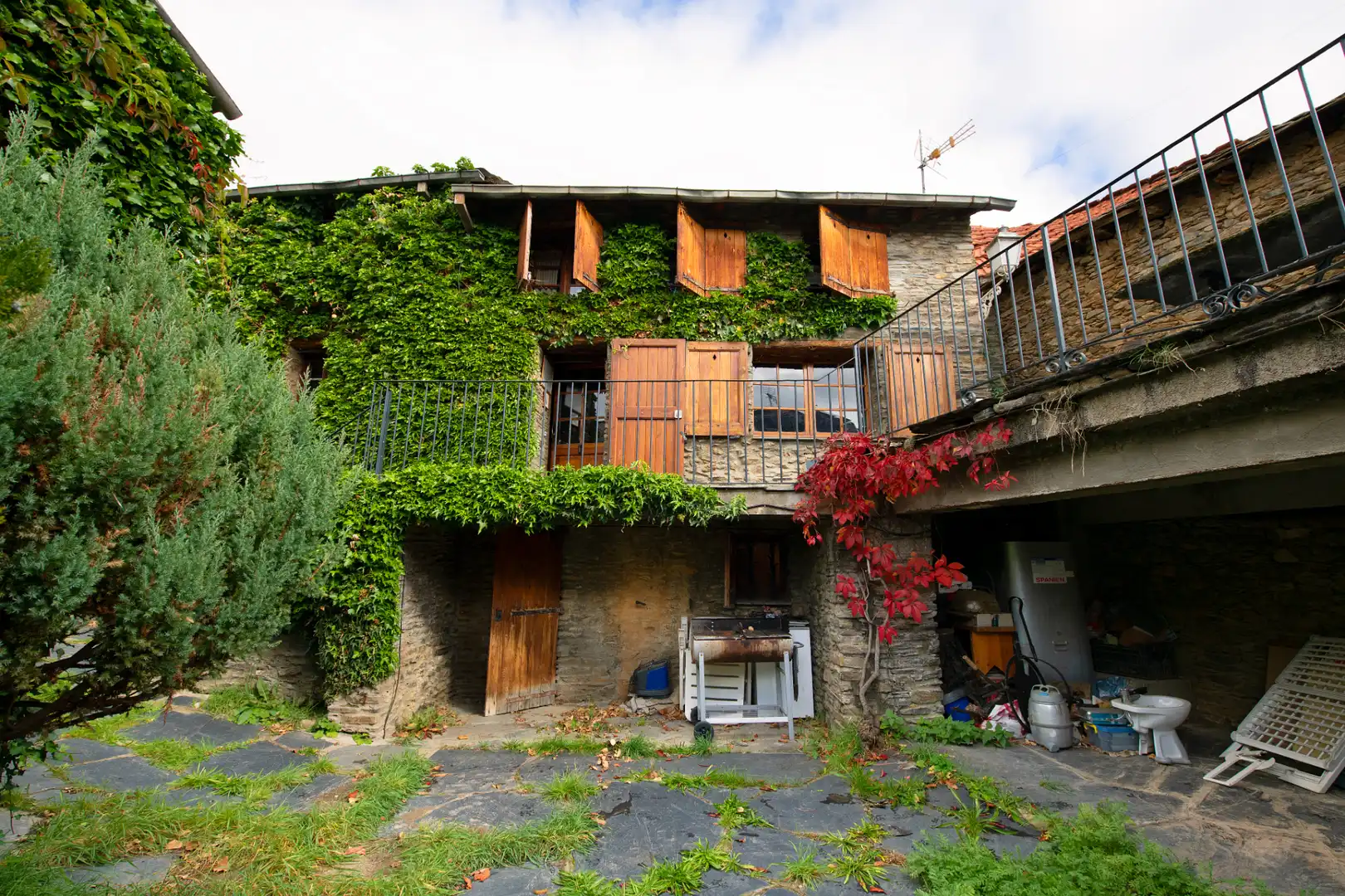 Vista exterior de Finca rústica en venda en Bolvir amb Calefacció, Jardí privat i Parquet