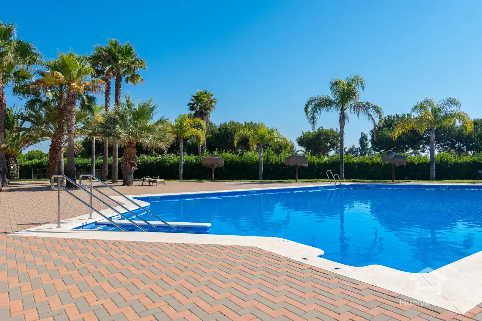 Piscina de Apartament en venda en Ayamonte amb Aire condicionat, Calefacció i Jardí privat