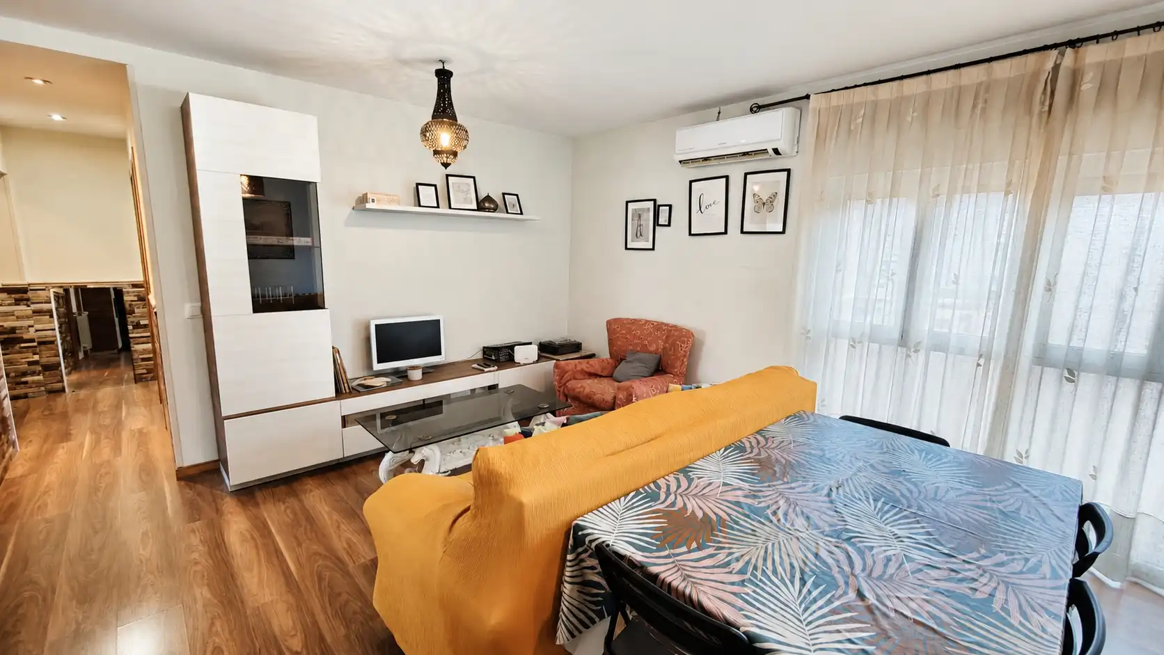 Living room of Flat for sale in Madrid  with Air Conditioner, Heating and Furnished