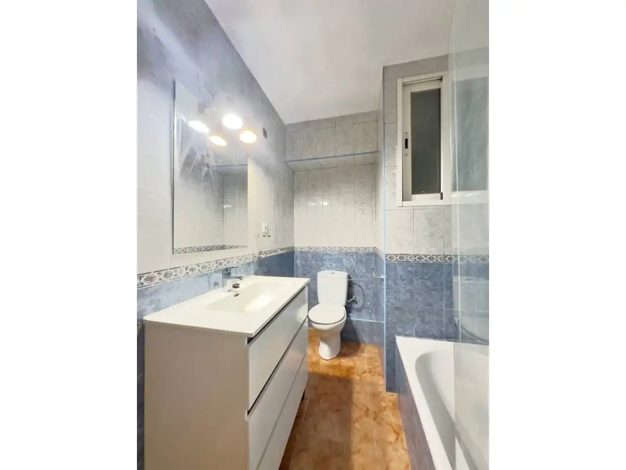 Badezimmer von Wohnung zum Verkauf in  Palma de Mallorca mit Klimaanlage, Heizung und Balkon