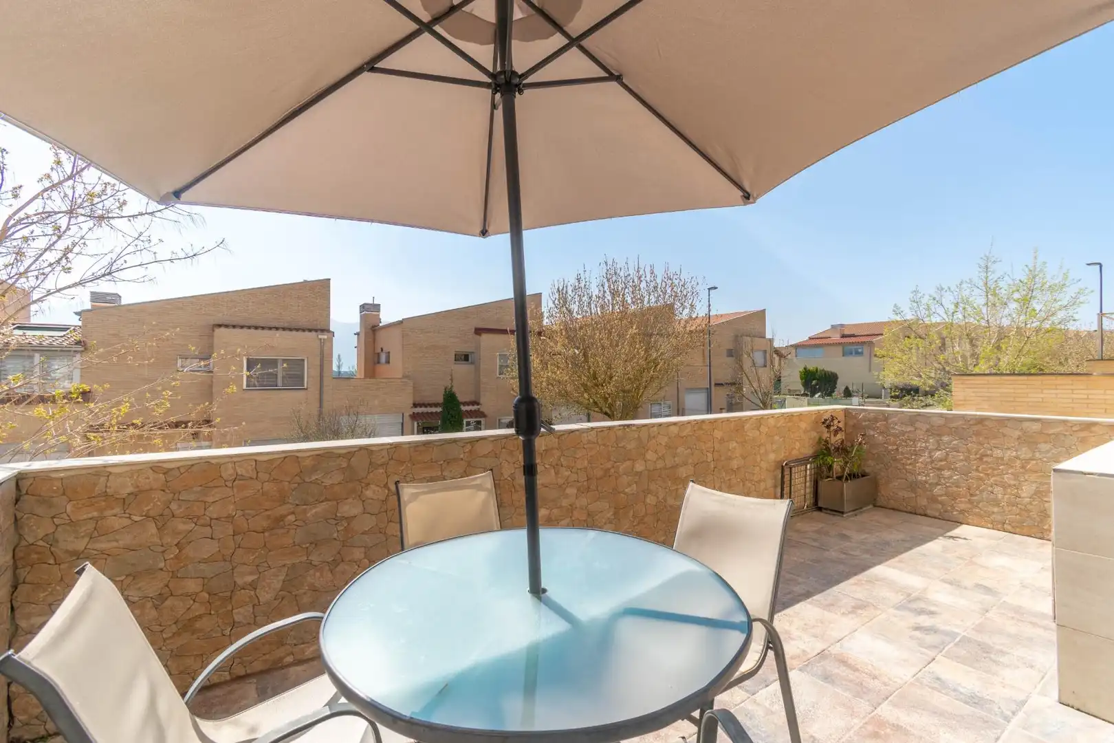 Terrassa de Casa adosada en venda en Beriáin amb Calefacció, Jardí privat i Terrassa