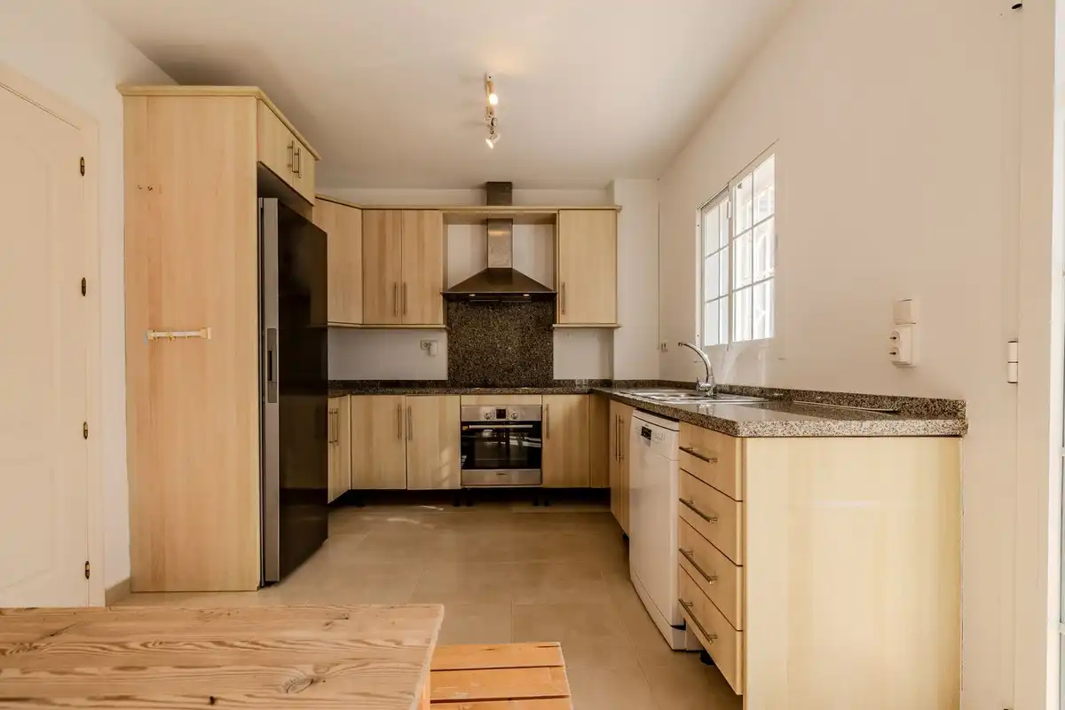 Cuina de Casa o xalet en venda en Sotogrande amb Aire condicionat, Jardí privat i Terrassa