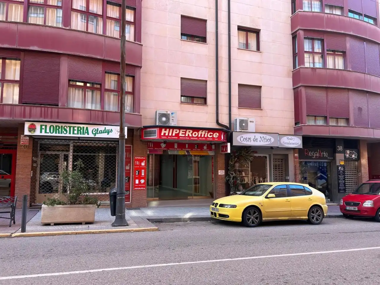 Local comercial de lloguer a Miguel De Cervantes