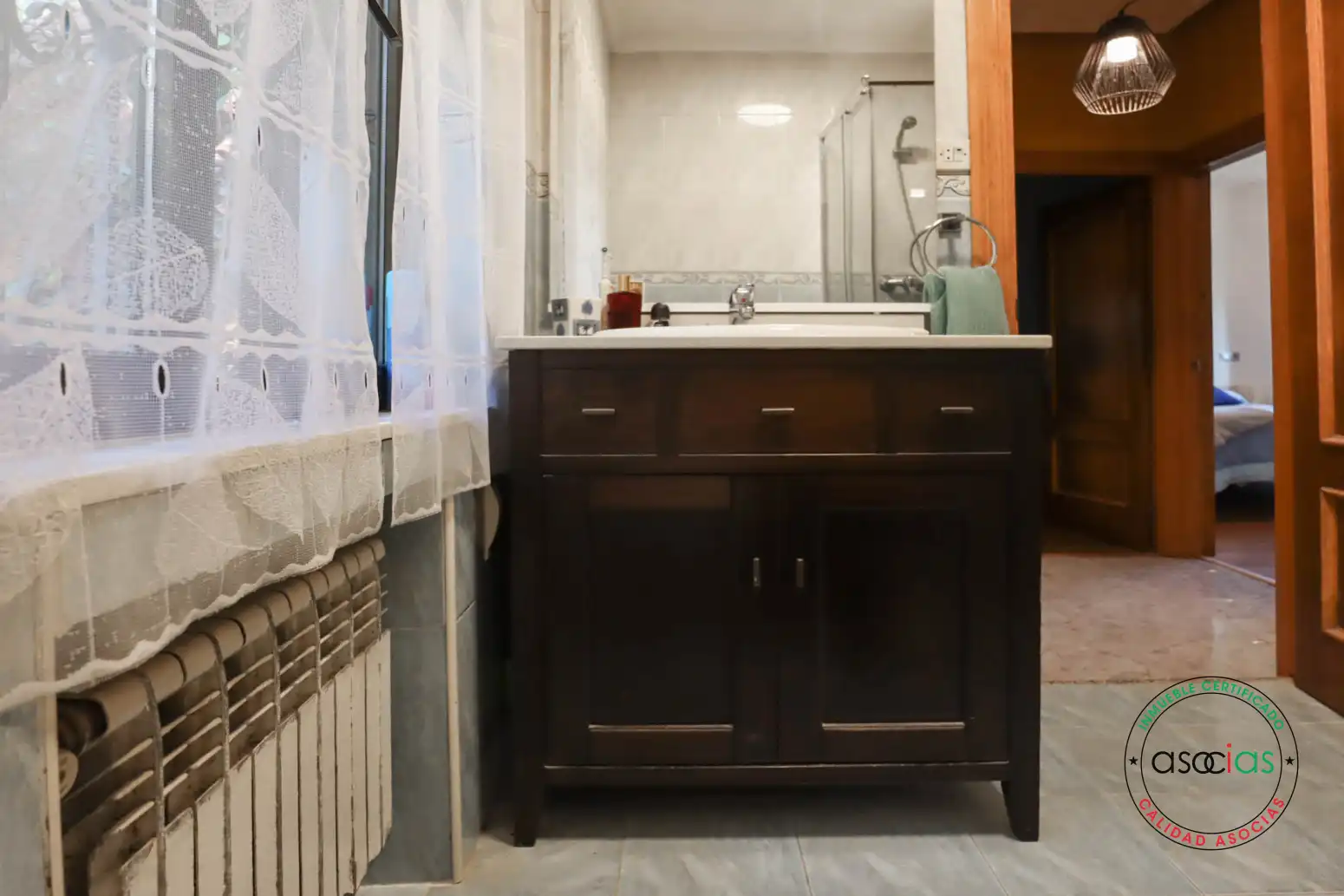Bany de Casa o xalet en venda en Oviedo  amb Calefacció, Jardí privat i Parquet