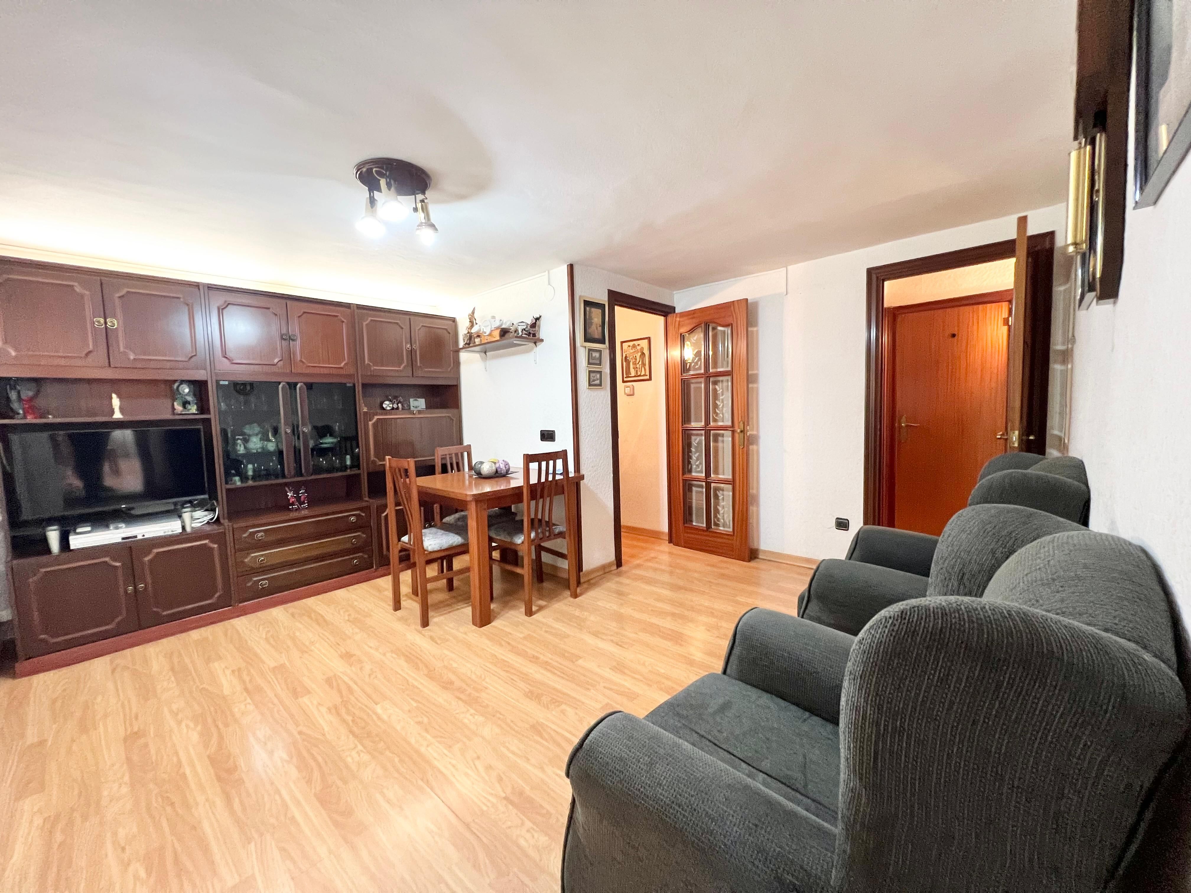 Sala d'estar de Pis en venda en L'Hospitalet de Llobregat amb Balcó