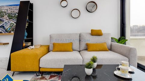 Apartamento renovado con piscina comunitaria, en la provincia de Alicante, en la ciudad de Orihuela Costa. 2 habitaciones | 75 m²