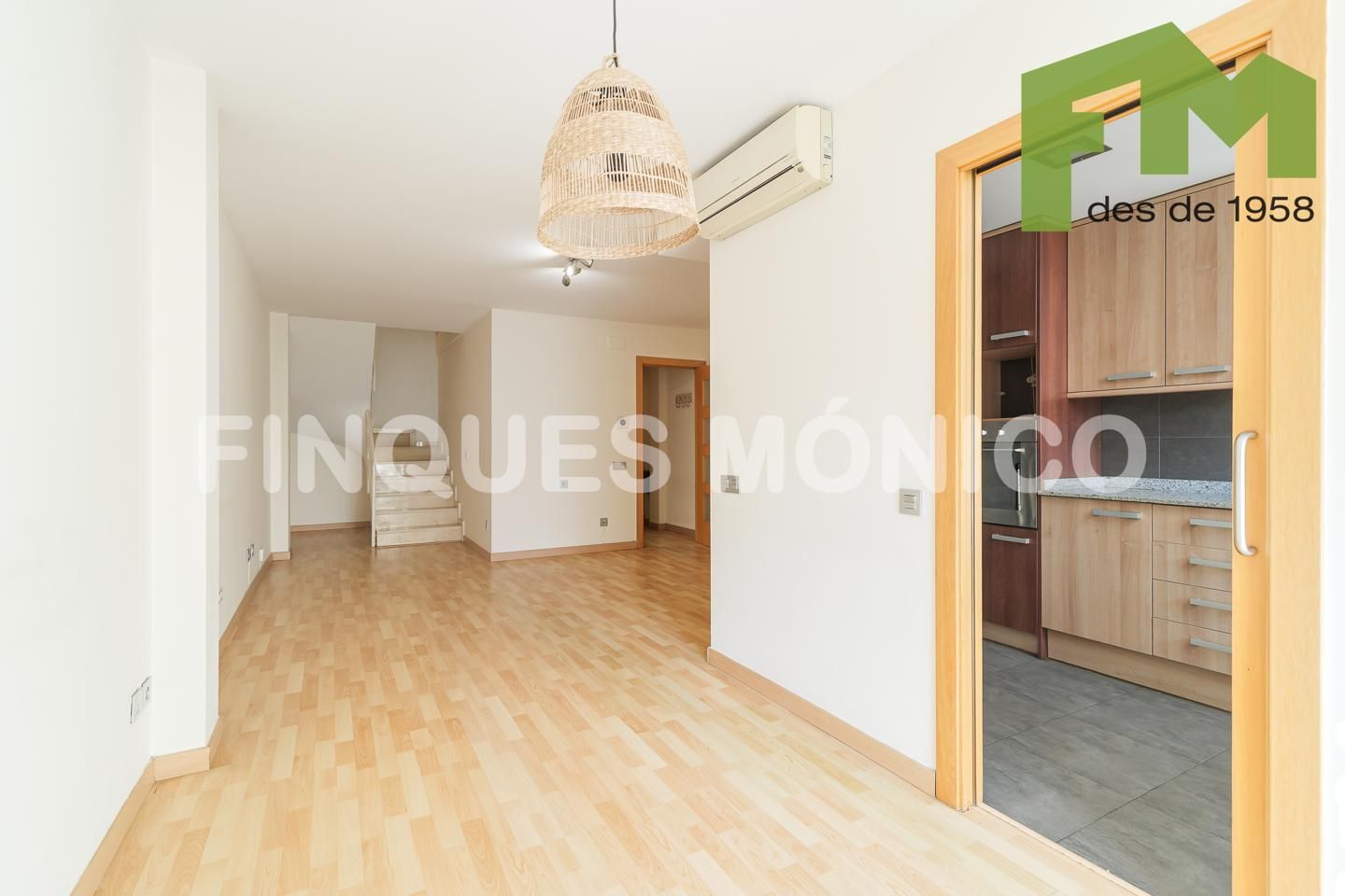 Sala d'estar de Dúplex en venda en Badalona amb Aire condicionat i Balcó