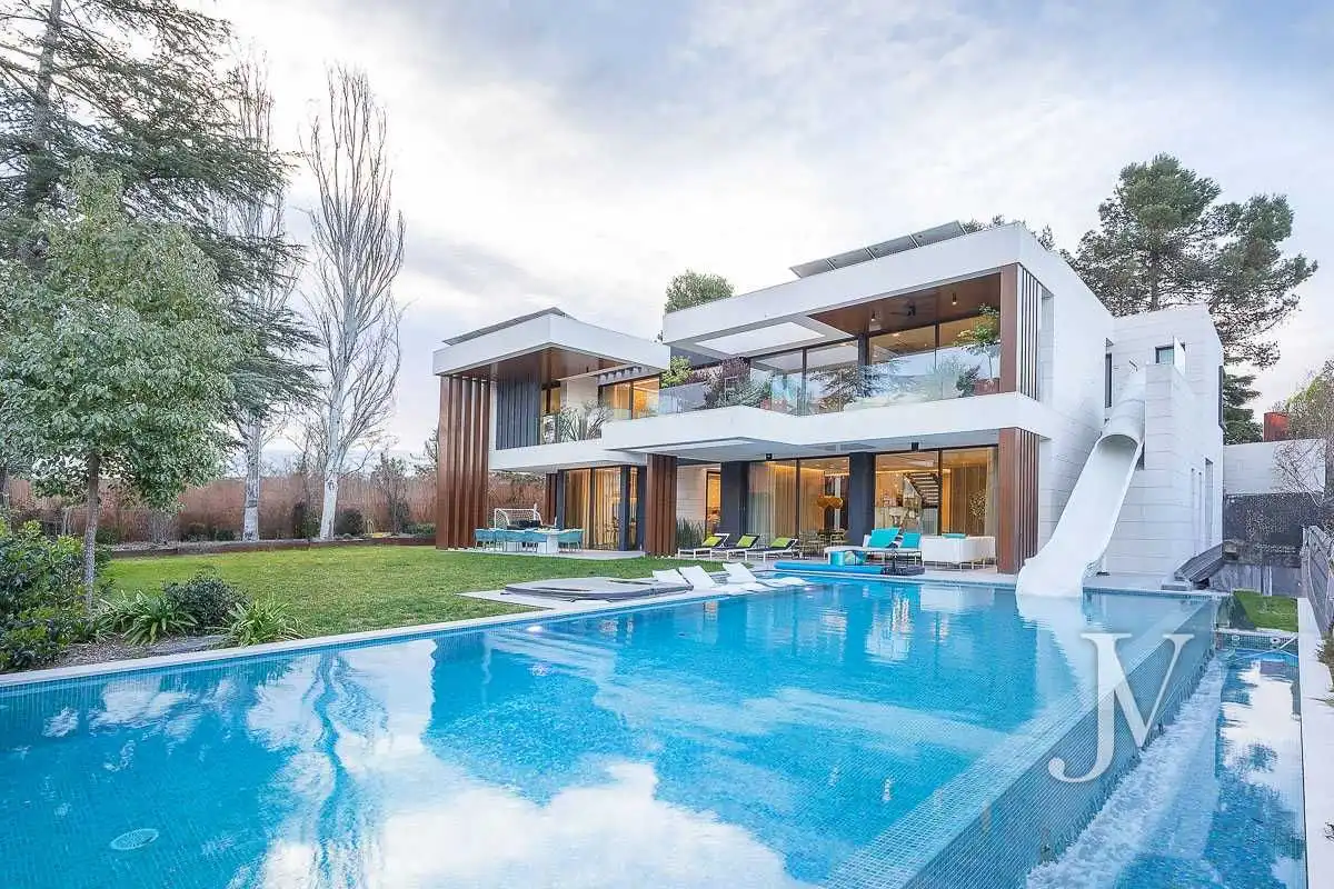 Swimming pool of Houses for sale in Madrid  with Air Conditioner, Heating and Private garden