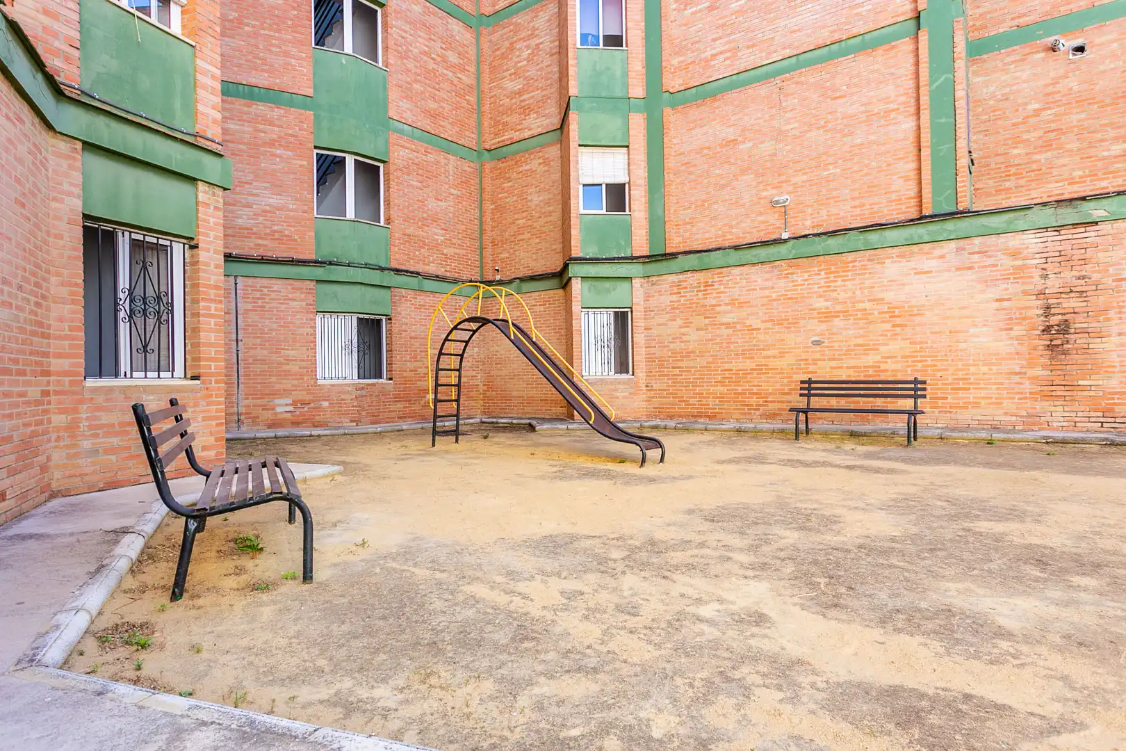 Parking de Piso en venta en Mairena del Aljarafe con Calefacción, Parquet y Balcón