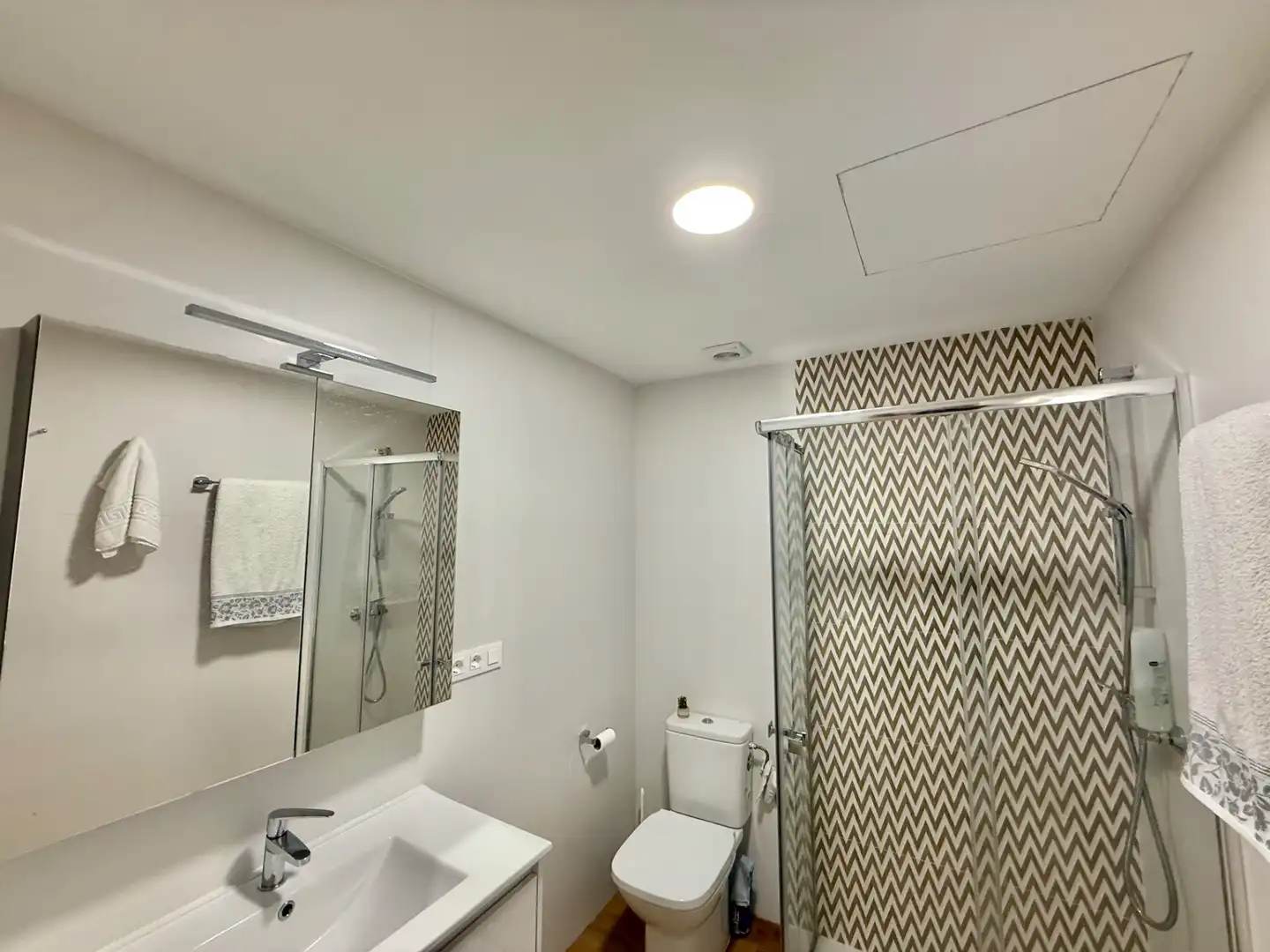 Badezimmer von Einfamilien-Reihenhaus zum Verkauf in Las Ventas de Retamosa mit Klimaanlage, Heizung und Terrasse