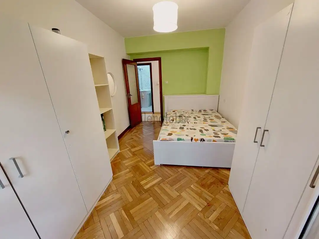 Habitación de Piso de alquiler en Oviedo  con Calefacción y Balcón