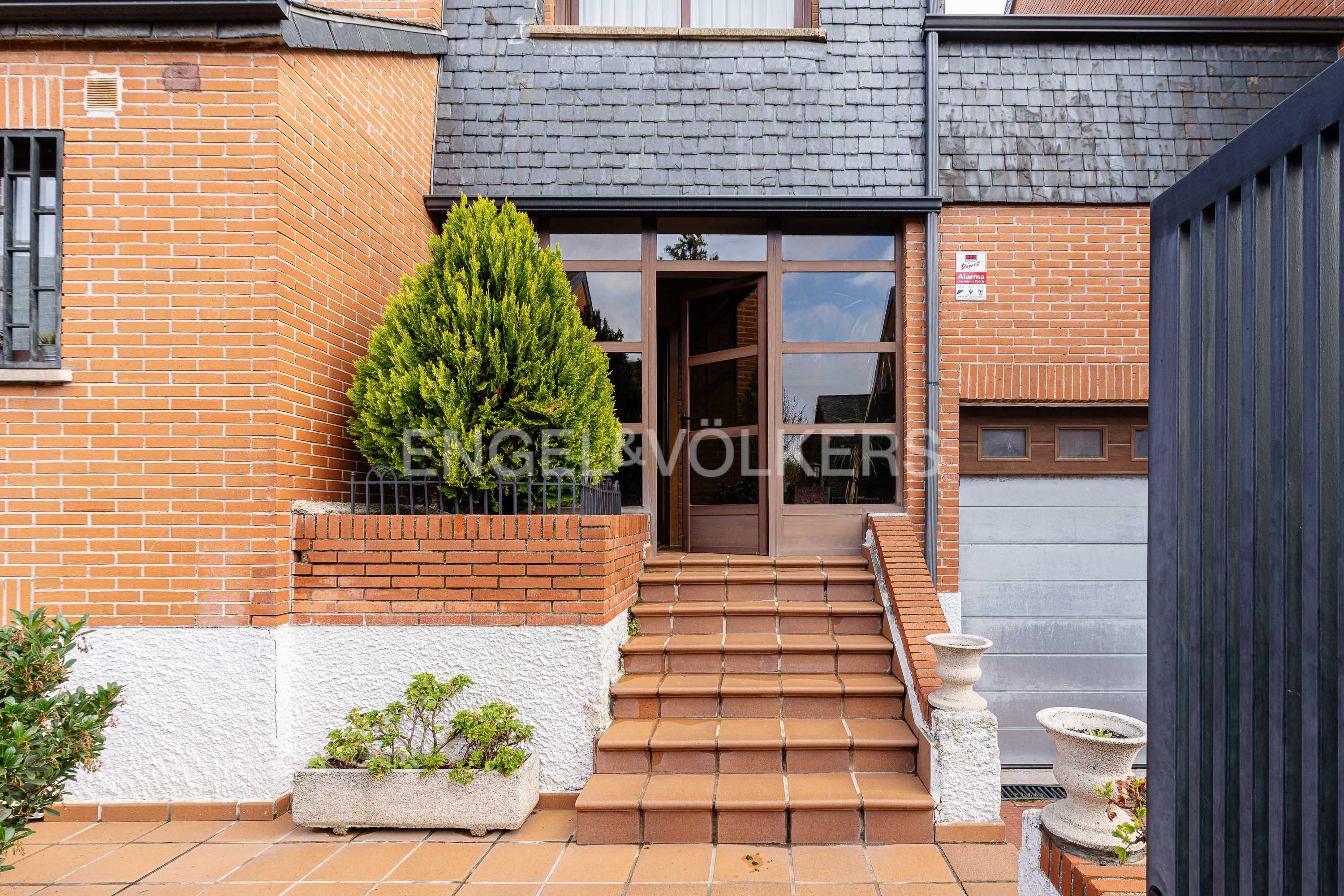 Exterior view of House or chalet for sale in Pozuelo de Alarcón  with Air Conditioner, Heating and Private garden
