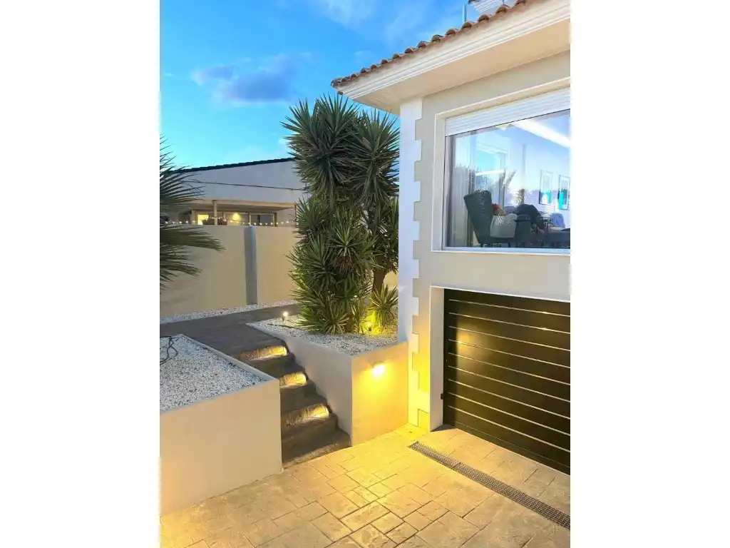 Vista exterior de Casa o xalet en venda en L'Alfàs del Pi amb Aire condicionat, Terrassa i Piscina