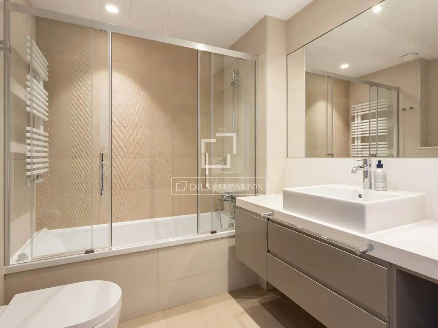 Bathroom of Flat for rent in Barcelona  with Air Conditioner, Heating and Parquet flooring