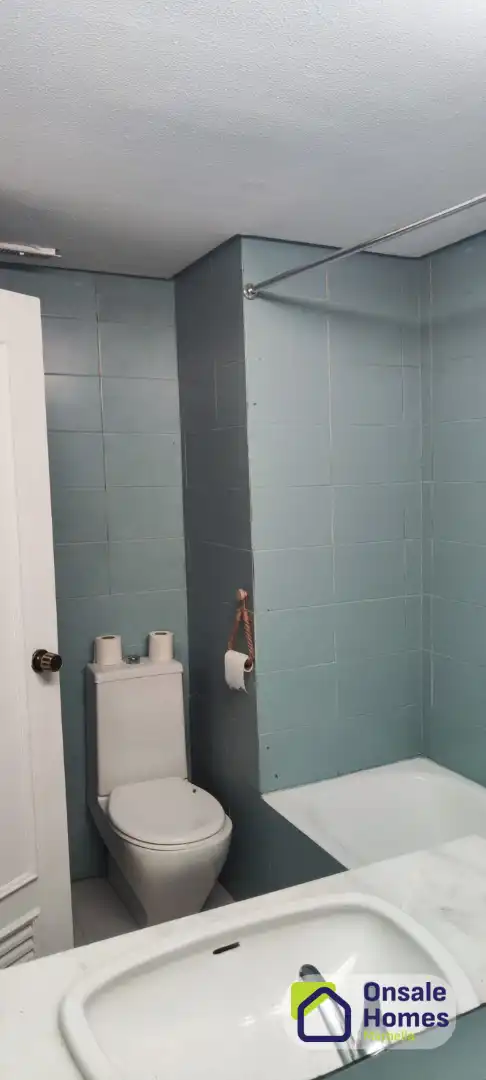 Baño de Apartamento en venta en Marbella con Terraza, Trastero y Piscina comunitaria