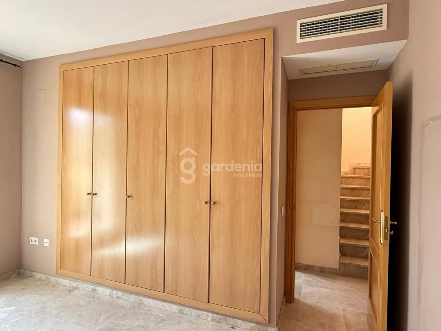 Habitación de Casa adosada en venta en Castilleja de la Cuesta con Aire acondicionado y Terraza
