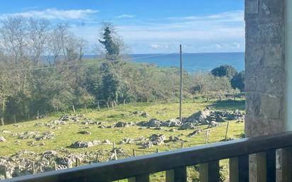 Außenansicht von Einfamilien-Reihenhaus zum verkauf in Llanes mit Terrasse und Balkon