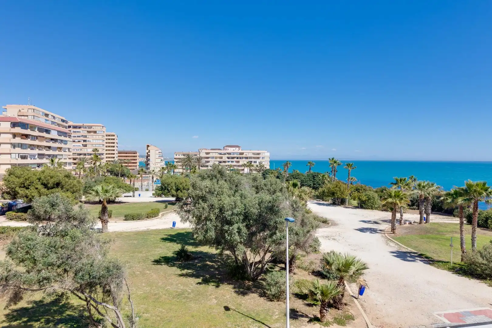 Vista exterior de Apartament en venda en Torrevieja amb Aire condicionat, Terrassa i Moblat
