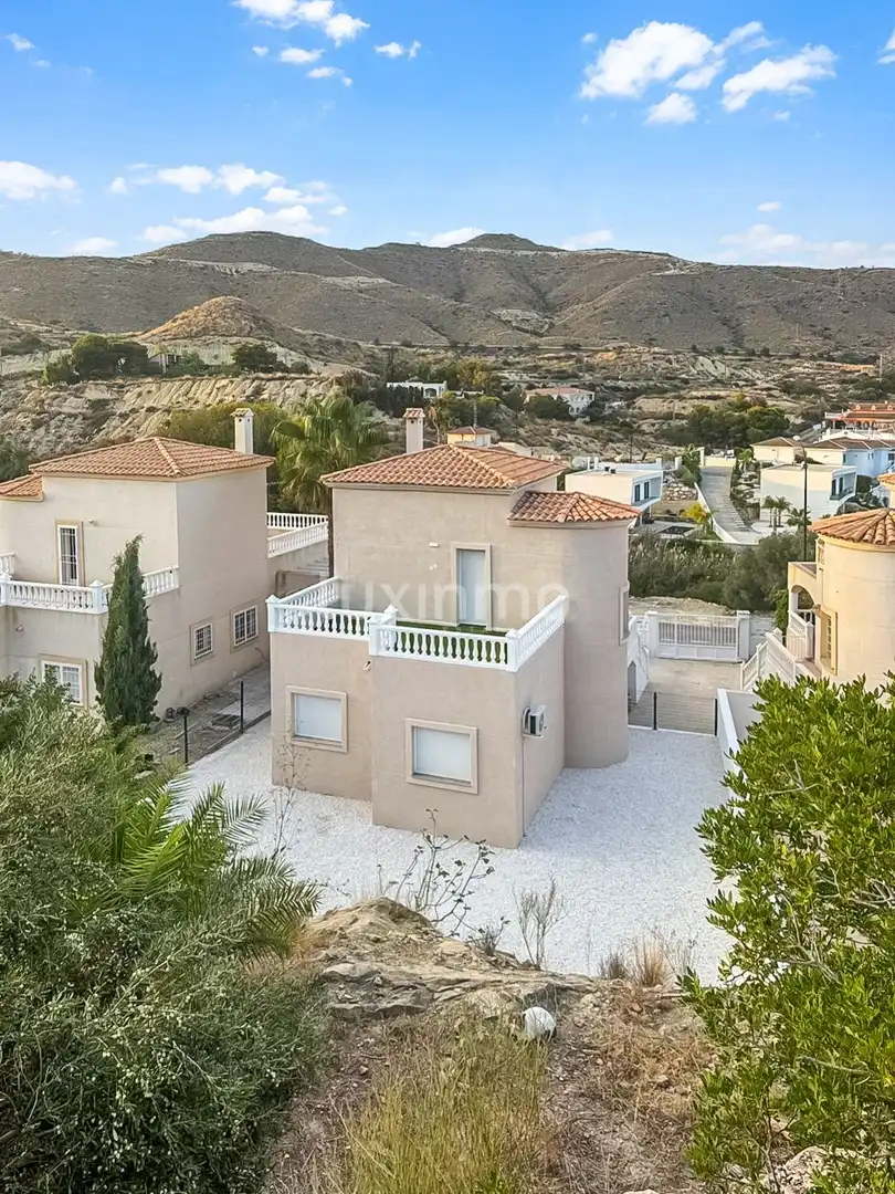Villa mit Terrasse zum Verkauf in Pueblo Acantilado - Lanuza