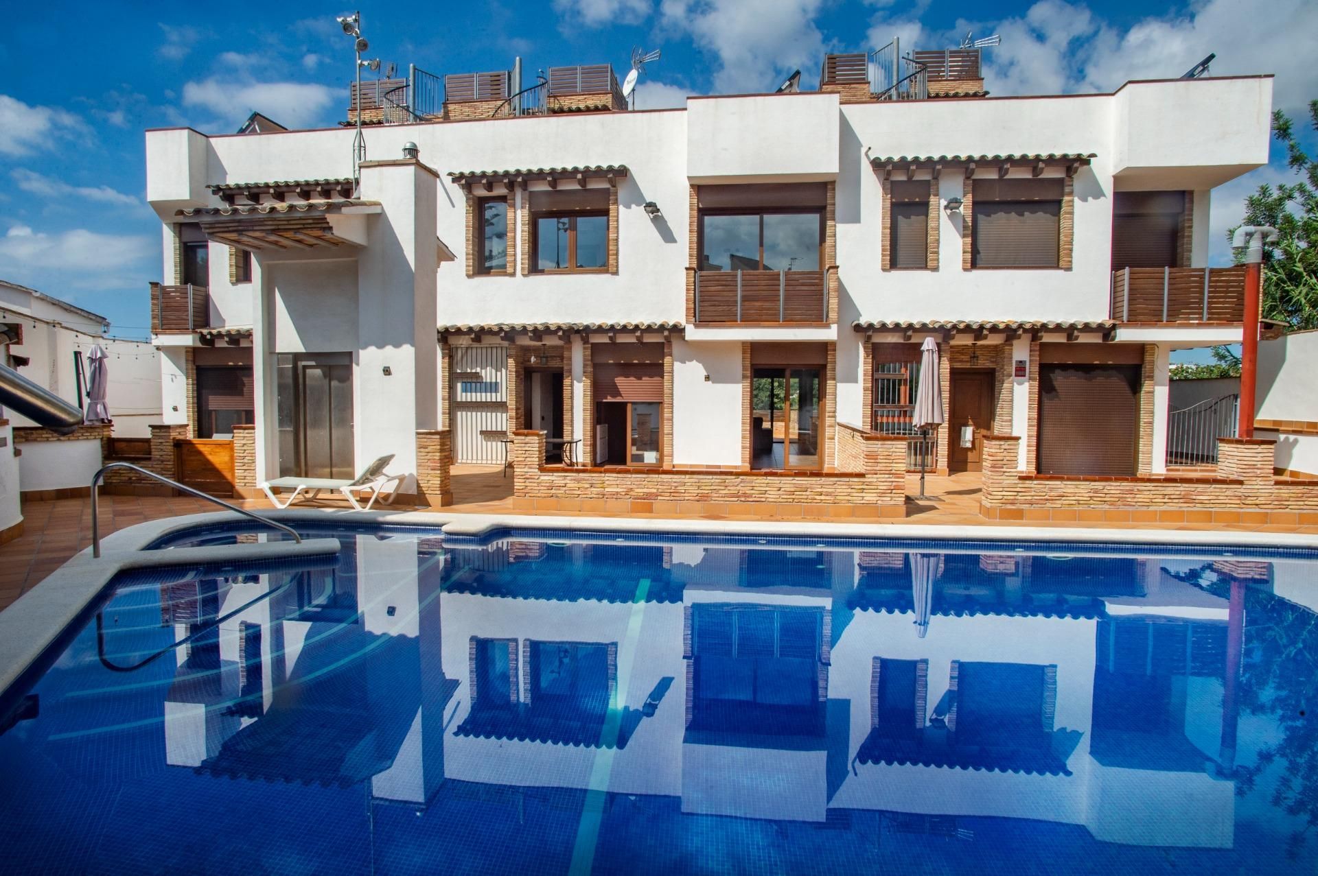 Piscina de Casa adosada en venda en Vilanova i la Geltrú amb Jardí privat, Terrassa i Balcó