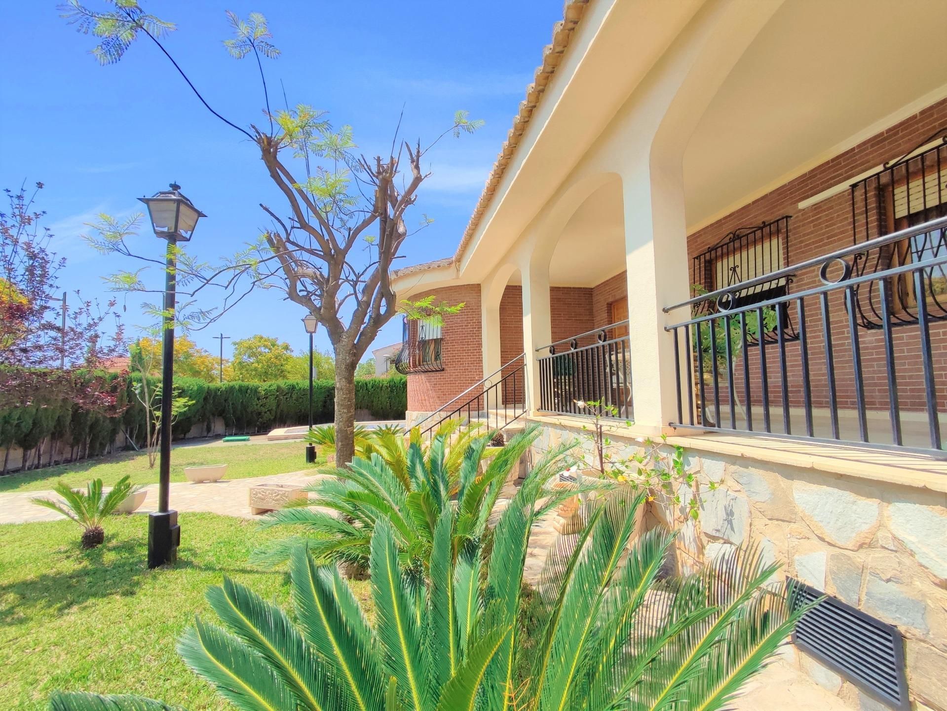 Vista exterior de Casa o xalet en venda en San Vicente del Raspeig / Sant Vicent del Raspeig amb Aire condicionat, Jardí privat i Terrassa