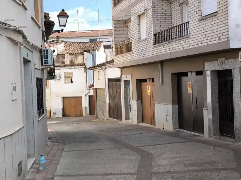 Vista exterior de Casa adosada en venda en Montehermoso amb Balcó