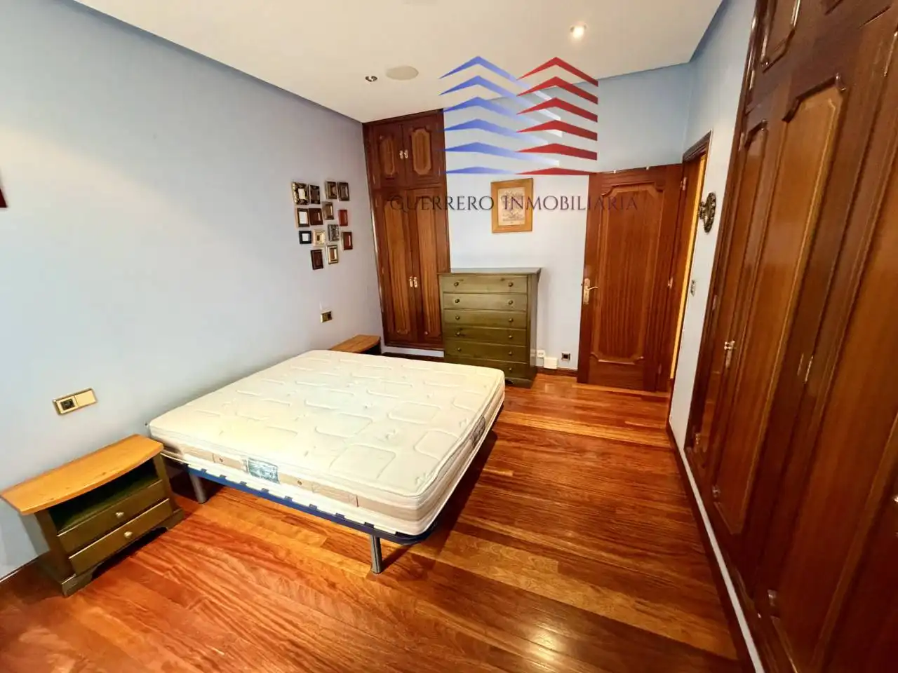 Dormitori de Apartament de lloguer en Ourense Capital  amb Calefacció, Parquet i Terrassa
