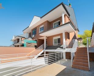 Exterior view of Single-family semi-detached for sale in Moraleja de Enmedio  with Heating, Private garden and Terrace