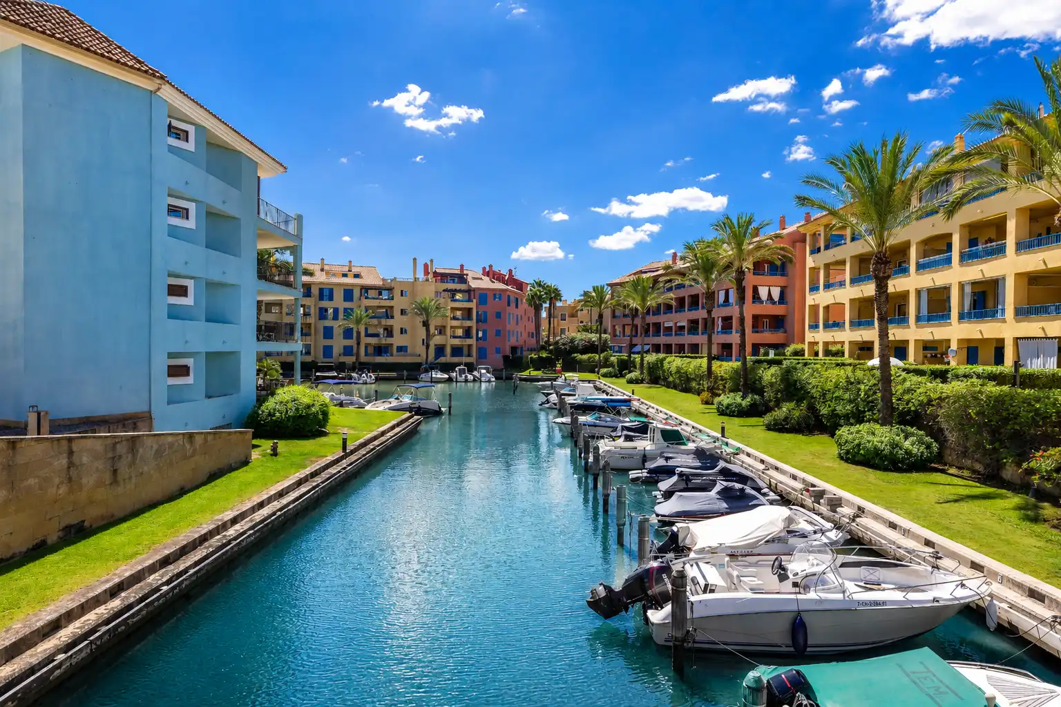 Vista exterior de Dúplex en venda en Sotogrande amb Aire condicionat, Terrassa i Traster