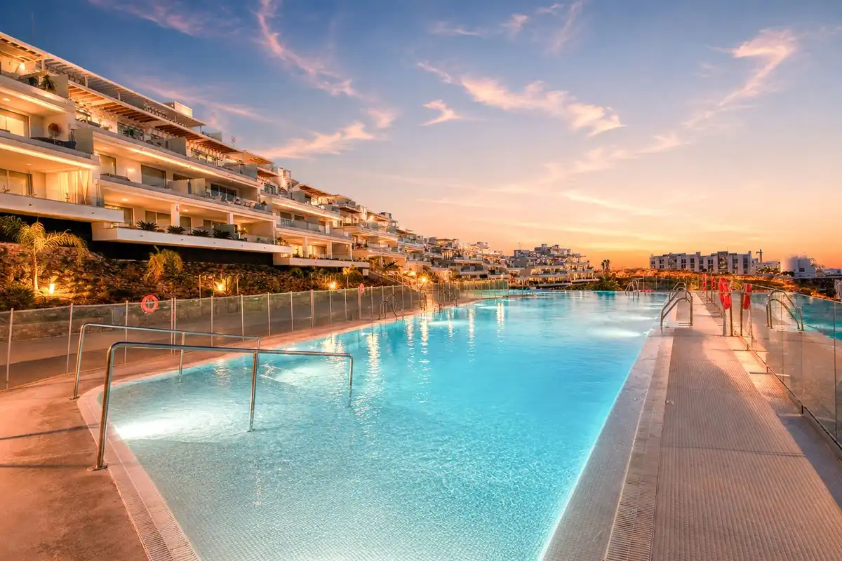 Piscina de Ático en venta en Estepona con Aire acondicionado, Terraza y Trastero
