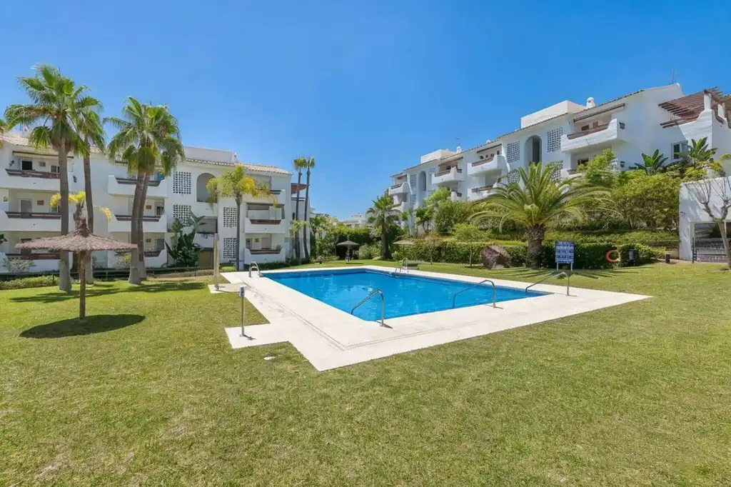 Vista exterior de Apartamento de alquiler en Estepona con Aire acondicionado, Terraza y Piscina